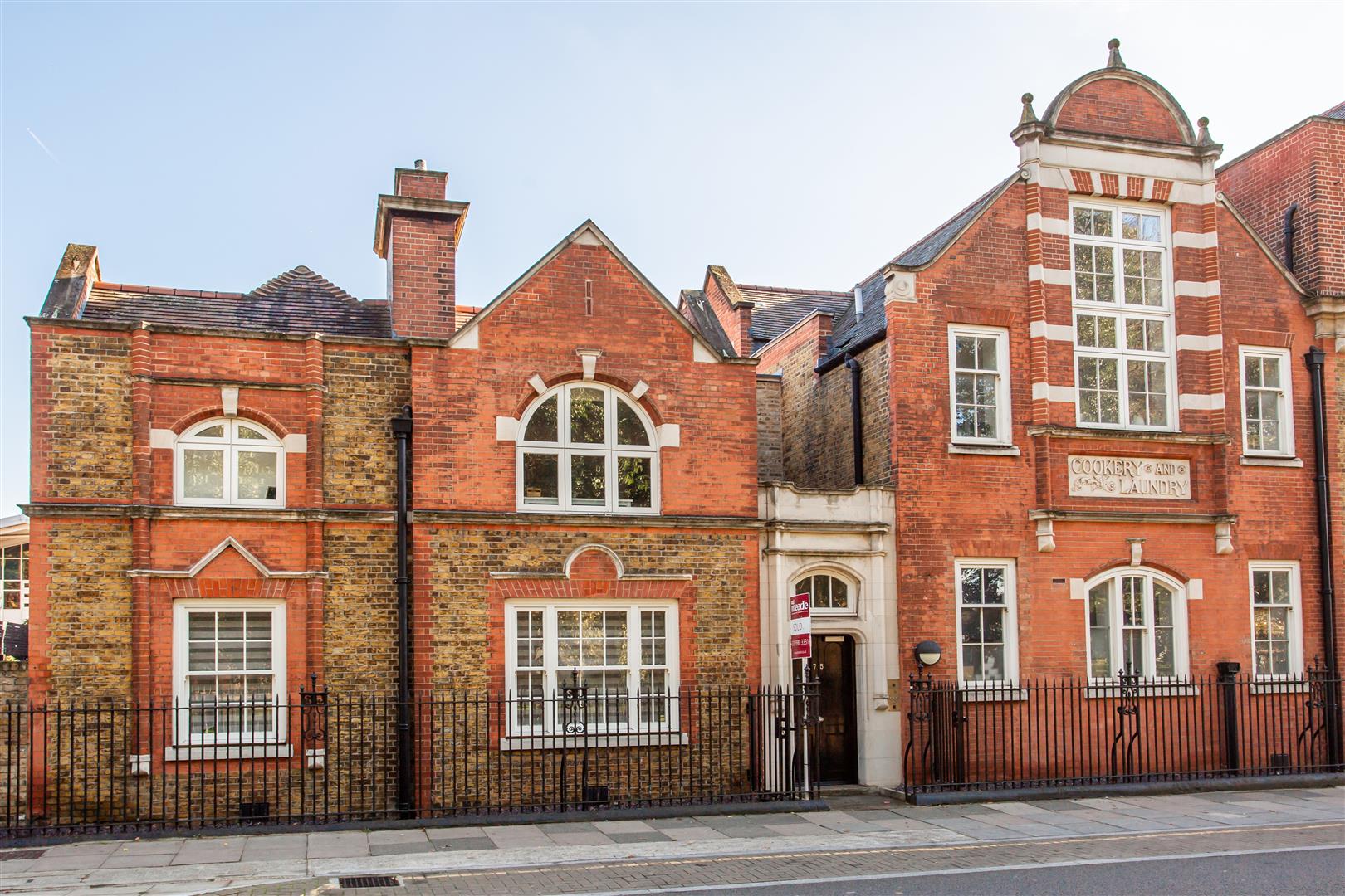 1 bed property in St. Faiths Court, Stepney Green